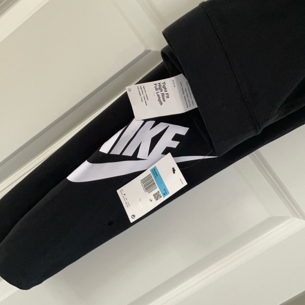 Nike High-Waisted Women’s Logo Legging.